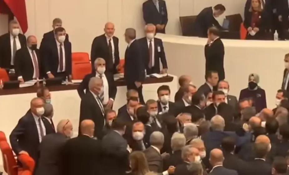 Κλωτσιές και μπουνιές μέσα στη Βουλή της Τουρκίας για μία φωτογραφία (vid)
