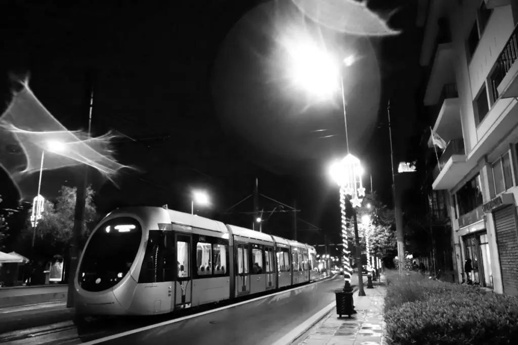 Οδηγός του τραμ κλειδώθηκε έξω από το βαγόνι ενώ εκτελούσε δρομολόγιο – Καταγγελία στο DEBATER για το δίκτυο τηλεματικής