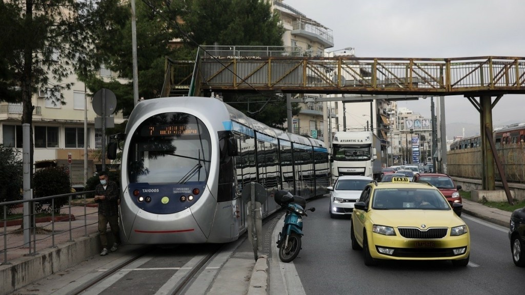 Σοβαρό τροχαίο του ΤΡΑΜ στον Πειραιά μία μέρα πριν ξεκινήσουν τα δρομολόγια – Συγκρούστηκε με ΙΧ (pics)