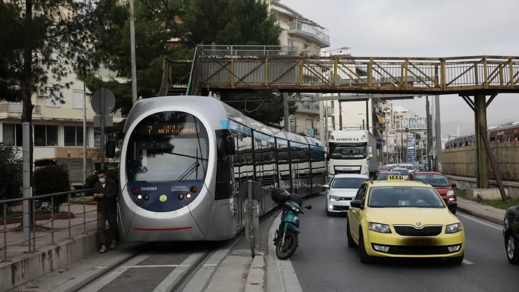 Σοβαρό τροχαίο του ΤΡΑΜ στον Πειραιά μία μέρα πριν ξεκινήσουν τα δρομολόγια – Συγκρούστηκε με ΙΧ (pics)