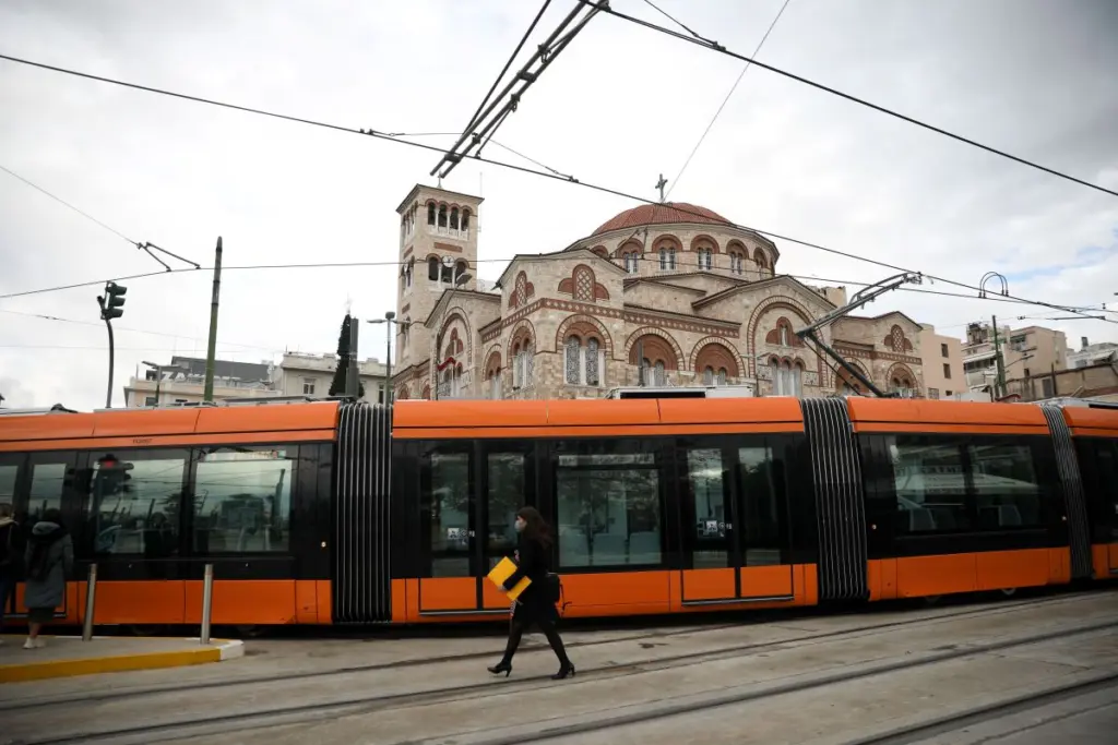 Ξεκίνησαν τα πρώτα δρομολόγια του τραμ στον Πειραιά – Η διαδρομή μέσα από ένα βίντεο