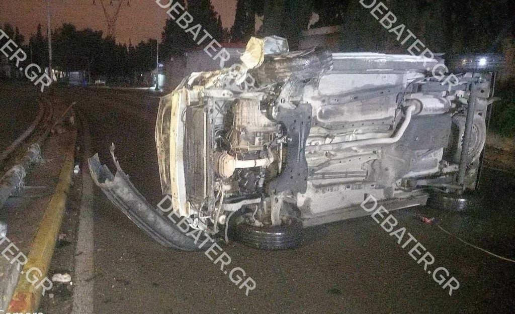 Τροχαίο τα ξημερώματα στο Μενίδι – Εγκλωβίστηκε ένα άτομο (pic&vid)