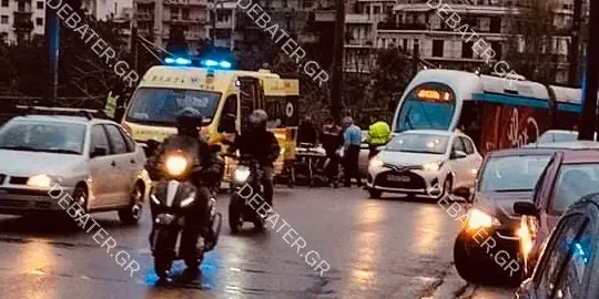 Τροχαίο στο Καλλιμάρμαρο – Αυτοκίνητο συγκρούστηκε με μηχανάκι (pic)