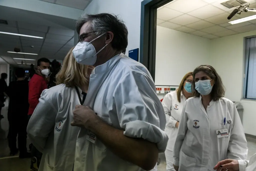 Τι απαντά ο Λύτρας αναφορικά με τη μελέτη για τις ΜΕΘ – Επικαλείται και τον Σωτήρη Τσιόδρα