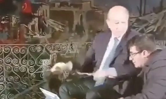 Χαμός στην Τουρκία με δημοσιογράφο που χαστουκίζει on air τεχνικό ήχου (vid)