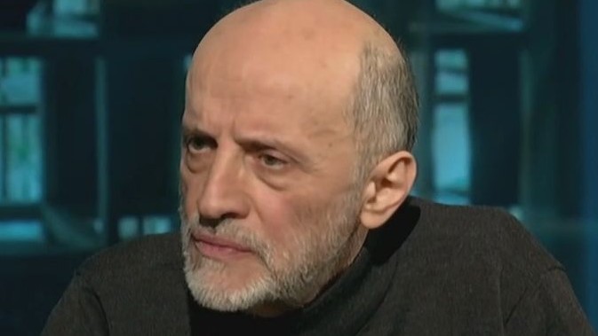 “Έχω βάψει και φροντίσει νεκρούς, έφυγα όταν μου έφεραν μία γειτόνισσα” – Απίστευτες αποκαλύψεις από τον Μάνο Βακούση (vid)
