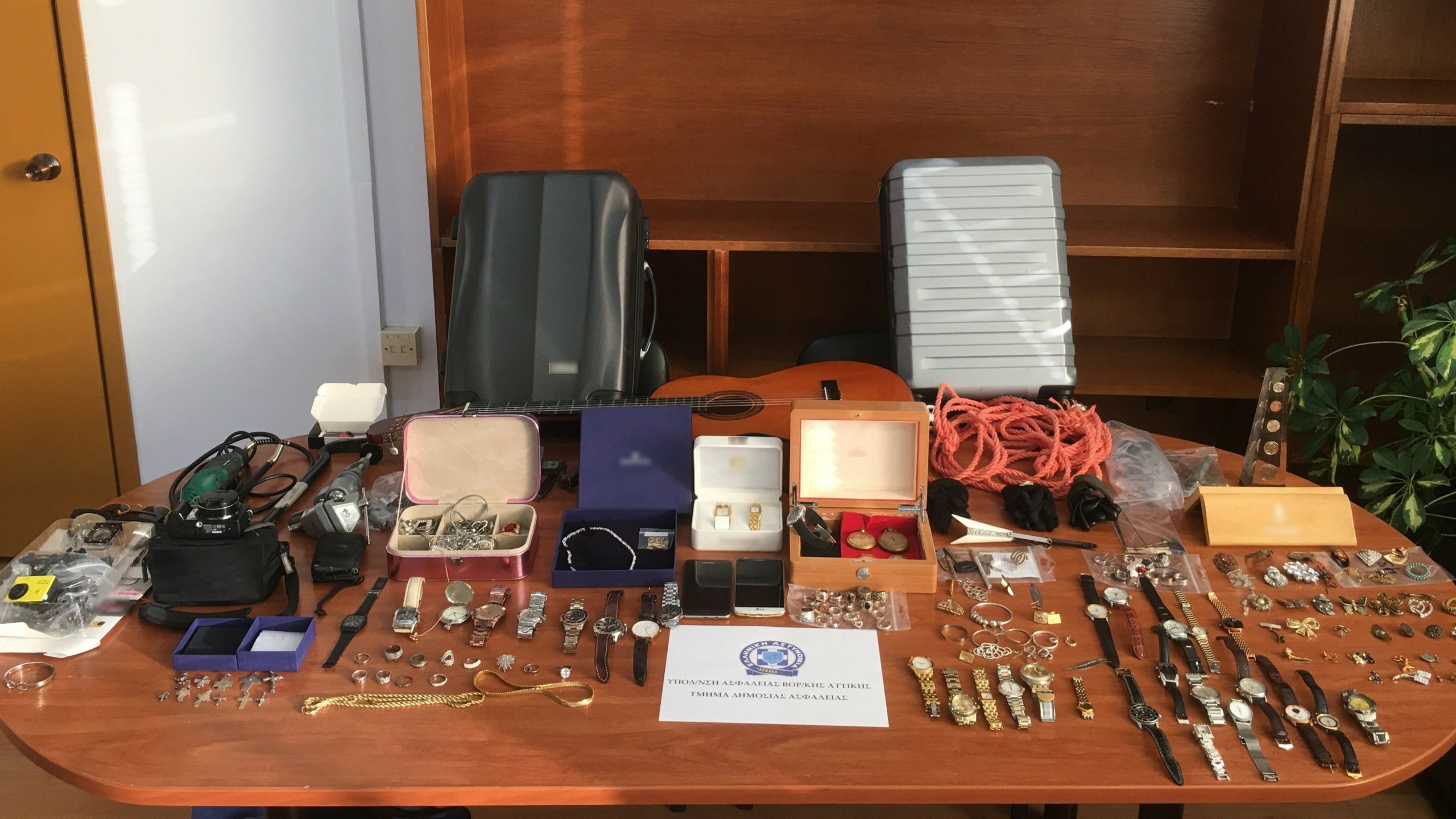Εξαρθρώθηκε σπείρα που “ρήμαζε” σπίτια στη βορειοανατολική Αττική (pics)