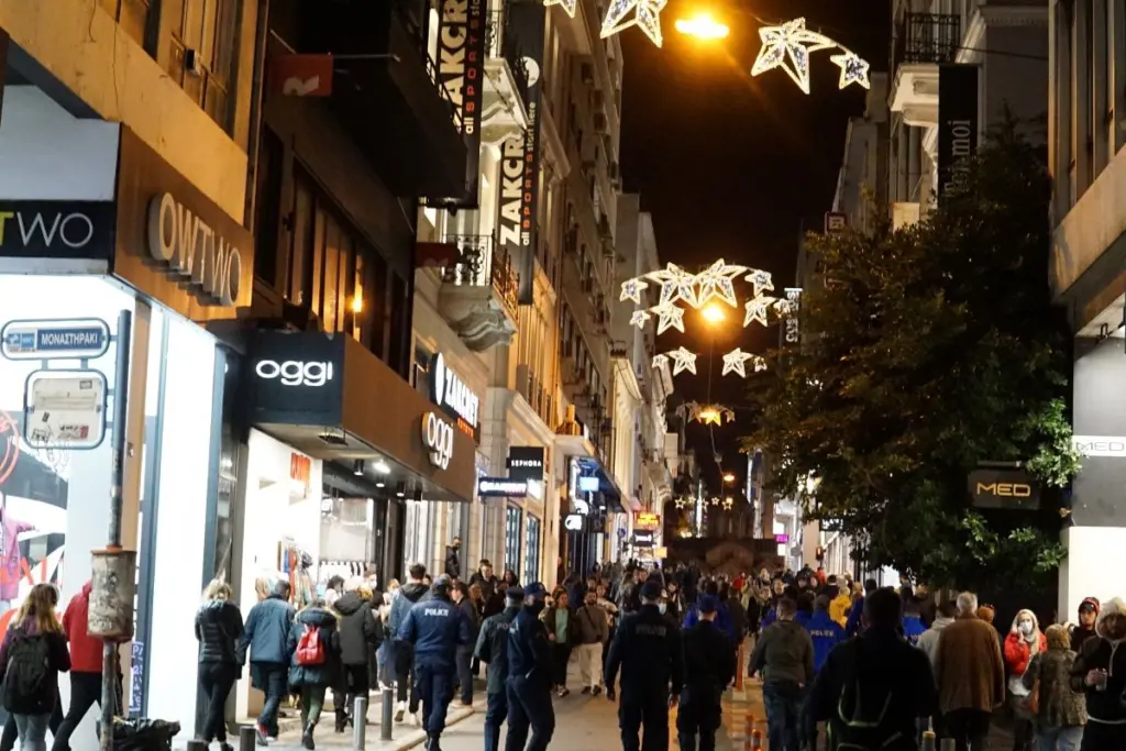 Ανοιχτά τα μαγαζιά την Κυριακή – Πώς θα λειτουργήσουν τα καταστήματα Χριστούγεννα και Πρωτοχρονιά