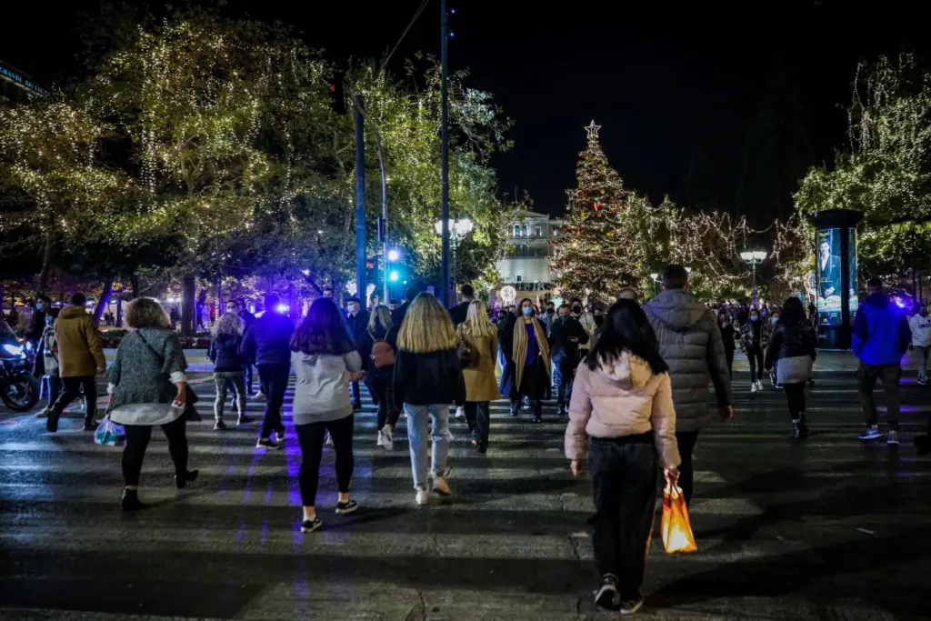 Κάλαντα με υποχρεωτική μάσκα παντού και χωρίς εορταστικές εκδηλώσεις – Όλα τα νέα μέτρα που μπαίνουν σε ισχύ