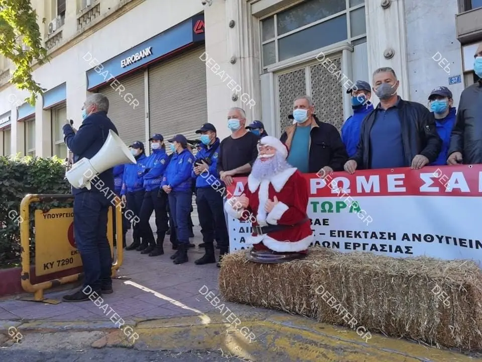 Το “ανατρεπτικό” Χριστουγεννιάτικο δέντρο που στόλισαν οι υγειονομικοί έξω από το υπουργείο Οικονομικών (pics)