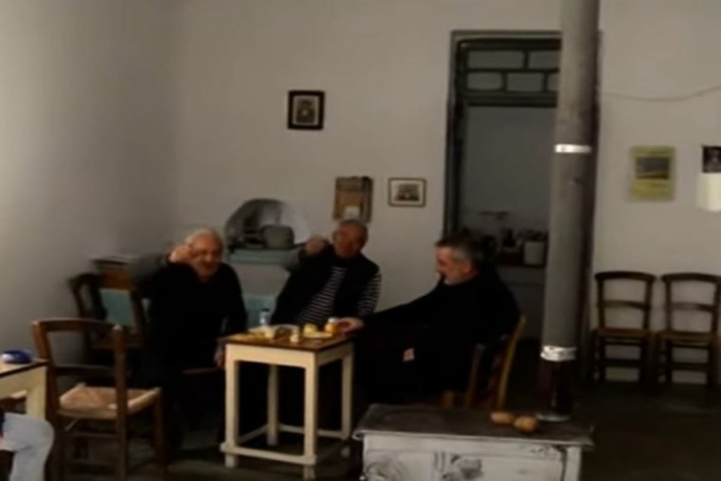 “Στην υγεία του Ανδρουλάκη” – Τα πρώτα γλέντια και τα λόγια των φίλων του στην Κρήτη (vid)