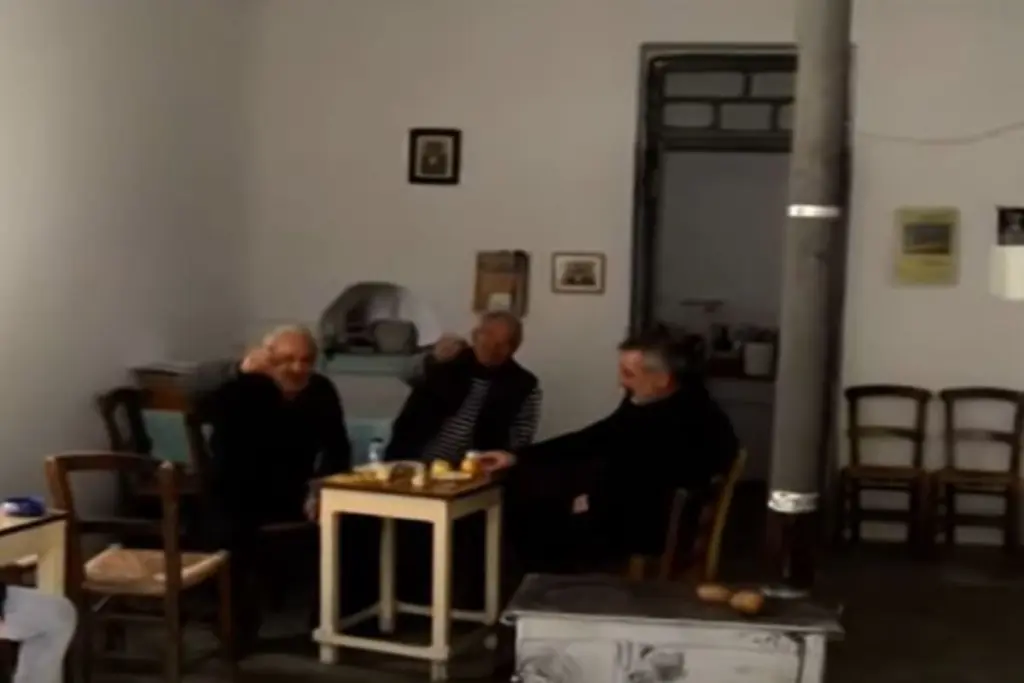 “Στην υγεία του Ανδρουλάκη” – Τα πρώτα γλέντια και τα λόγια των φίλων του στην Κρήτη (vid)