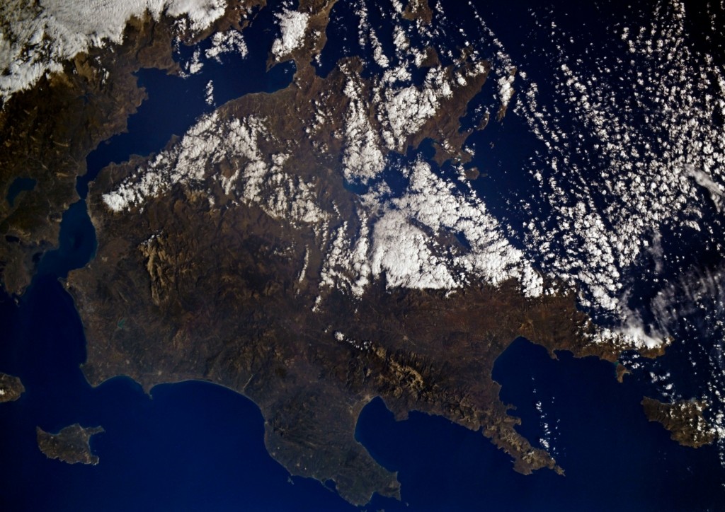 Όταν κοιτάς από ψηλά – Η εντυπωσιακή φωτογραφία της χιονισμένης Ελλάδας από το διάστημα
