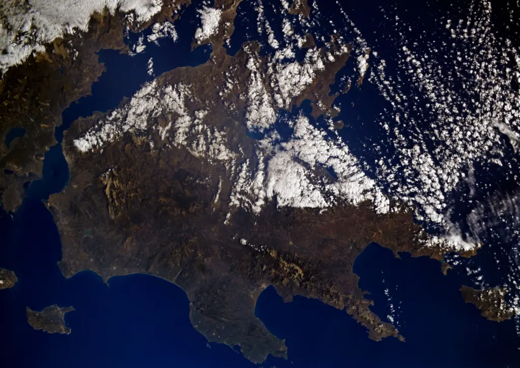 Όταν κοιτάς από ψηλά – Η εντυπωσιακή φωτογραφία της χιονισμένης Ελλάδας από το διάστημα