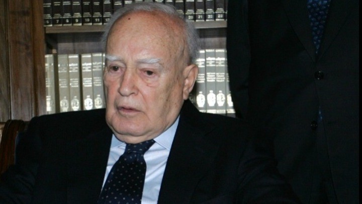 Σήμερα Τετάρτη η εξόδιος ακολουθία του Κάρολου Παπούλια – Θα κηδευτεί την Πέμπτη στα Ιωάννινα