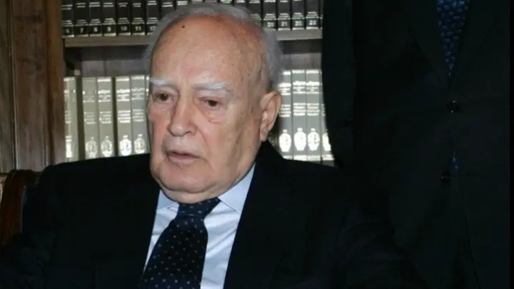 Σήμερα Τετάρτη η εξόδιος ακολουθία του Κάρολου Παπούλια – Θα κηδευτεί την Πέμπτη στα Ιωάννινα