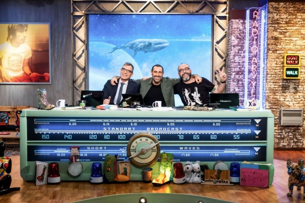 Οι “Ράδιο Αρβύλα” αφήνουν στην άκρη τον Στάθη Παναγιωτόπουλο και επιστρέφουν… με κάλαντα (vid)