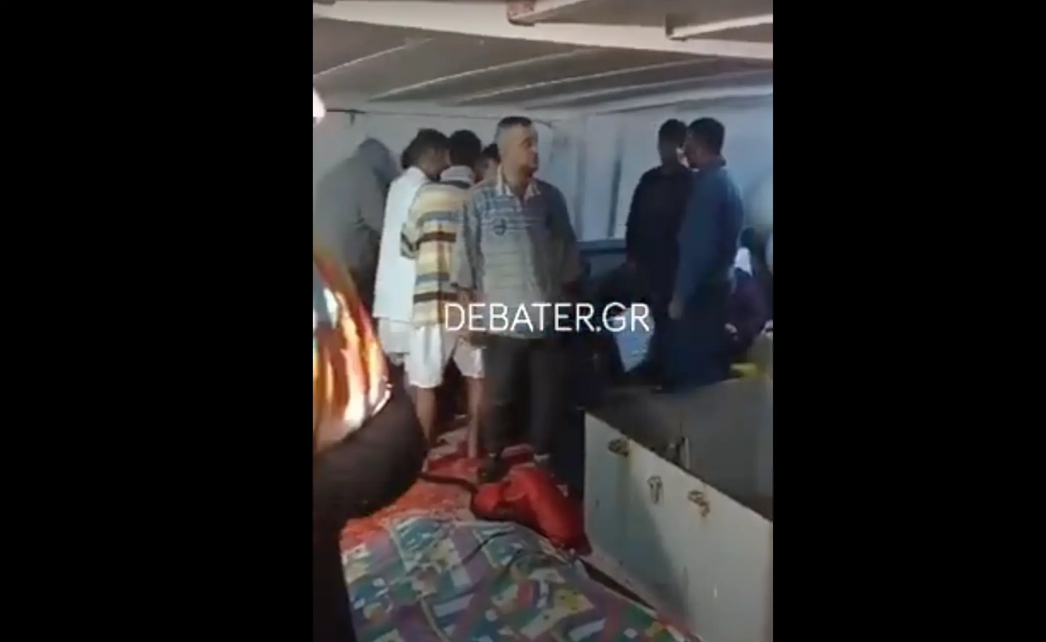 Αποκλειστικό βίντεο του DEBATER με την περισυλλογή ζωντανών και νεκρών προσφύγων στην Πάρο (ΣΚΛΗΡΕΣ ΕΙΚΟΝΕΣ)