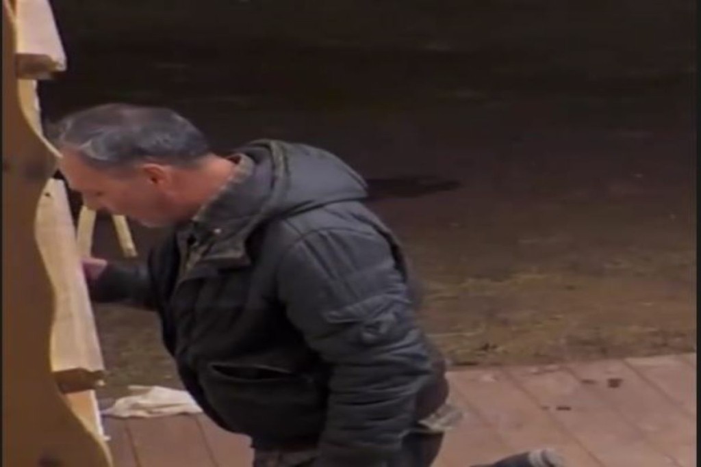 Στα γόνατα ο Σταμάτης Γαρδέλης για χάρη της Αναστασίας Γκεργκελέζιου – Τι έκανε ο ηθοποιός στην ξανθιά αγρότισσα