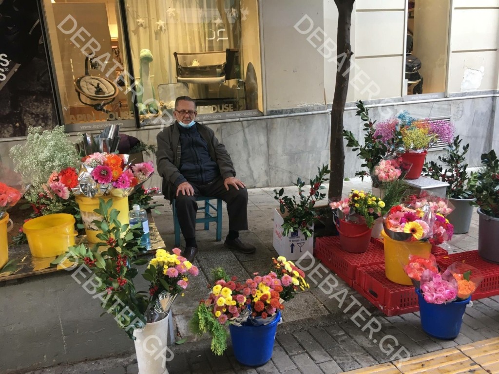 Έριξαν πρόστιμο σε 90χρονο που πωλούσε λουλούδια για να ζήσει (pics&vid)