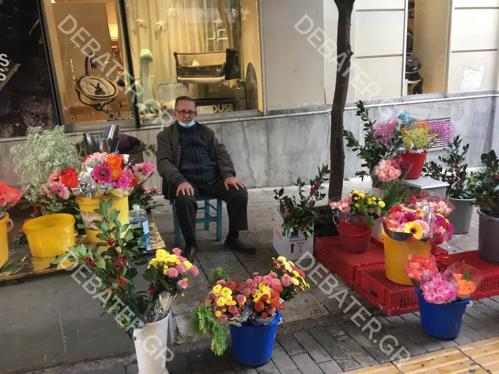 Έριξαν πρόστιμο σε 90χρονο που πωλούσε λουλούδια για να ζήσει (pics&vid)
