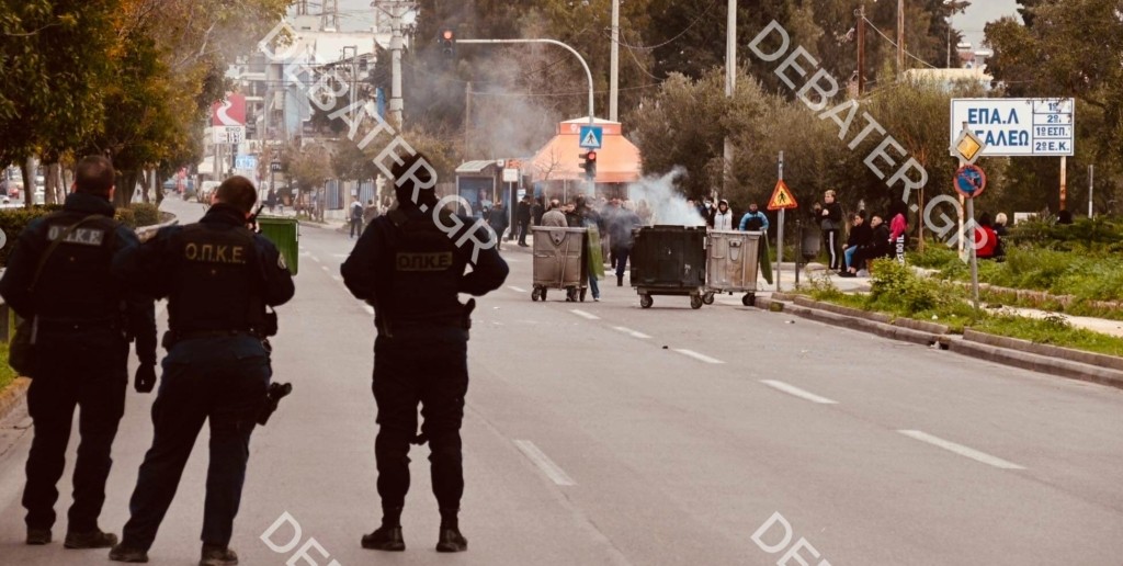 Ένταση έξω από το ΕΠΑΛ στο Αιγάλεω – Μαθητές έκλεισαν τη Θηβών και βάζουν φωτιές σε κάδους (pics&vid)
