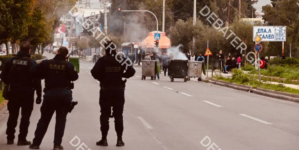 Ένταση έξω από το ΕΠΑΛ στο Αιγάλεω – Μαθητές έκλεισαν τη Θηβών και βάζουν φωτιές σε κάδους (pics&vid)