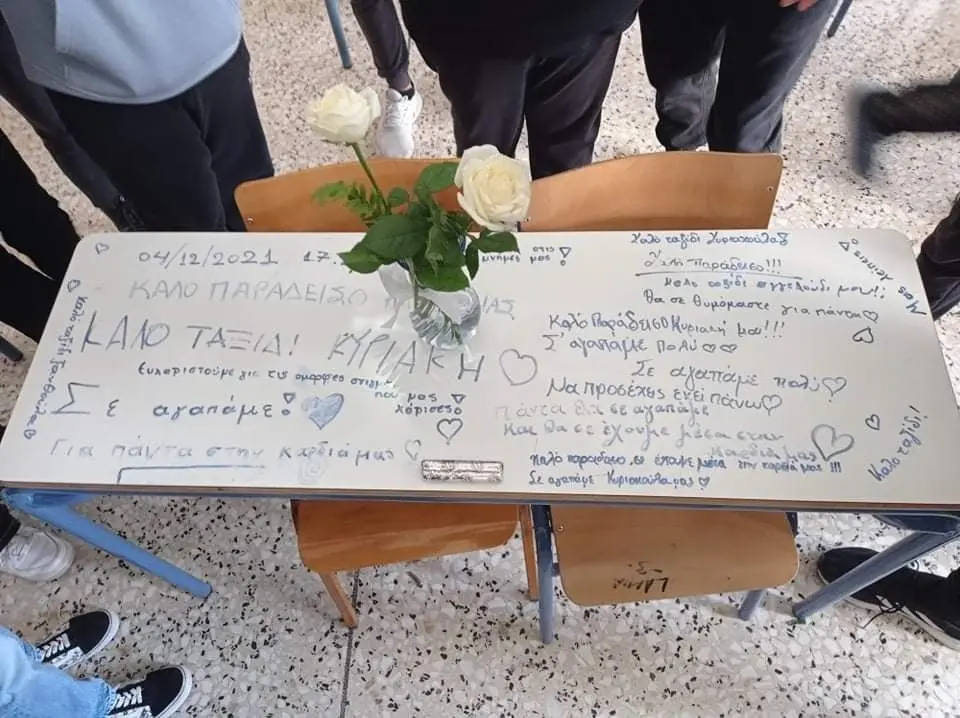 Σπαραγμός στο τελευταίο αντίο στη 14χρονη που “έσβησε” από κορονοϊό (vid)