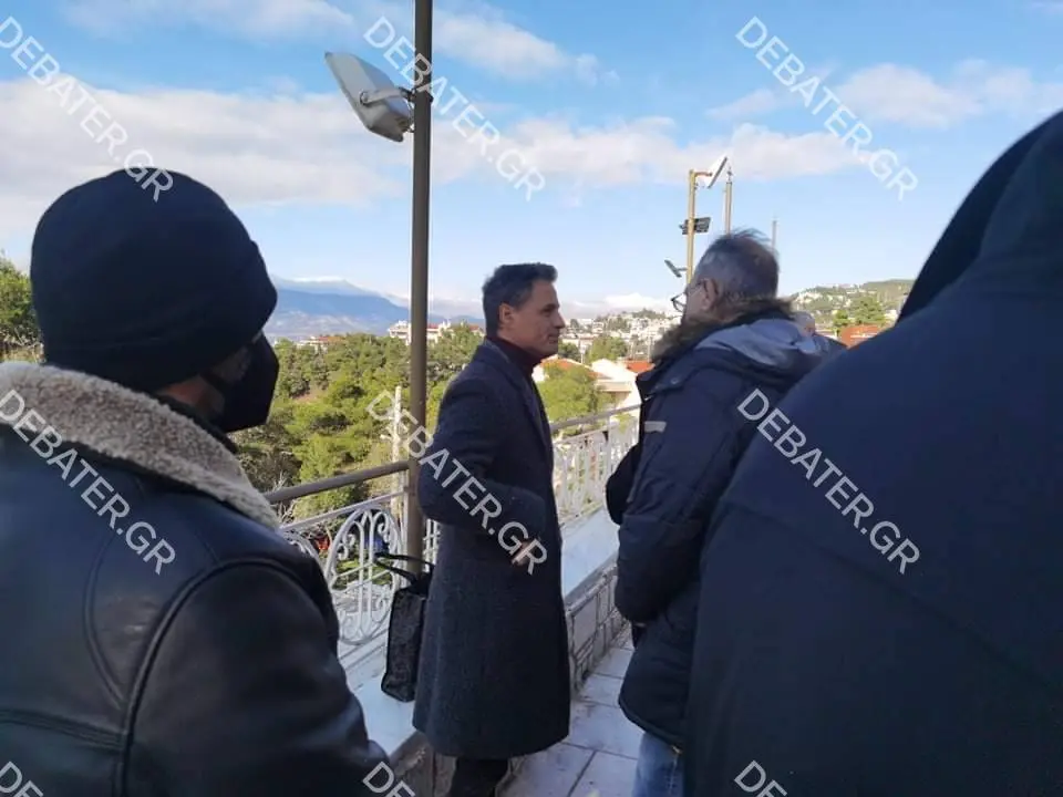 Χωρίς μάσκα στην κηδεία του Γιώργου Τράγκα ο Γρηγόρης Πετράκος (pics&vids)