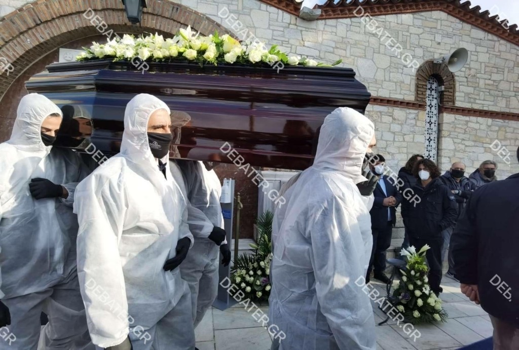 Σε κλίμα οδύνης το “τελευταίο αντίο” στον Γιώργο Τράγκα – Συντετριμμένη η σύζυγός του (pics&vid)