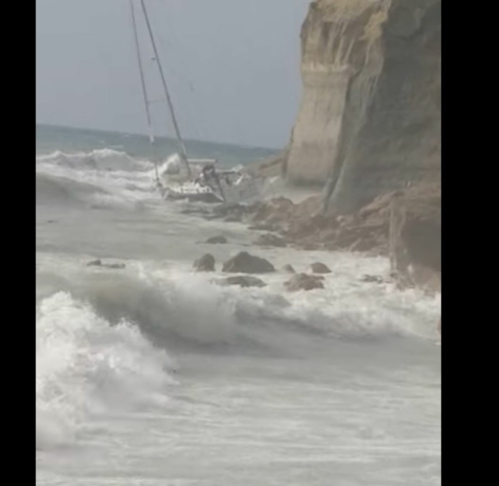 Η συγκλονιστική στιγμή που ιστιοφόρο τσακίζεται στα βράχια στη Ζάκυνθο (vid)