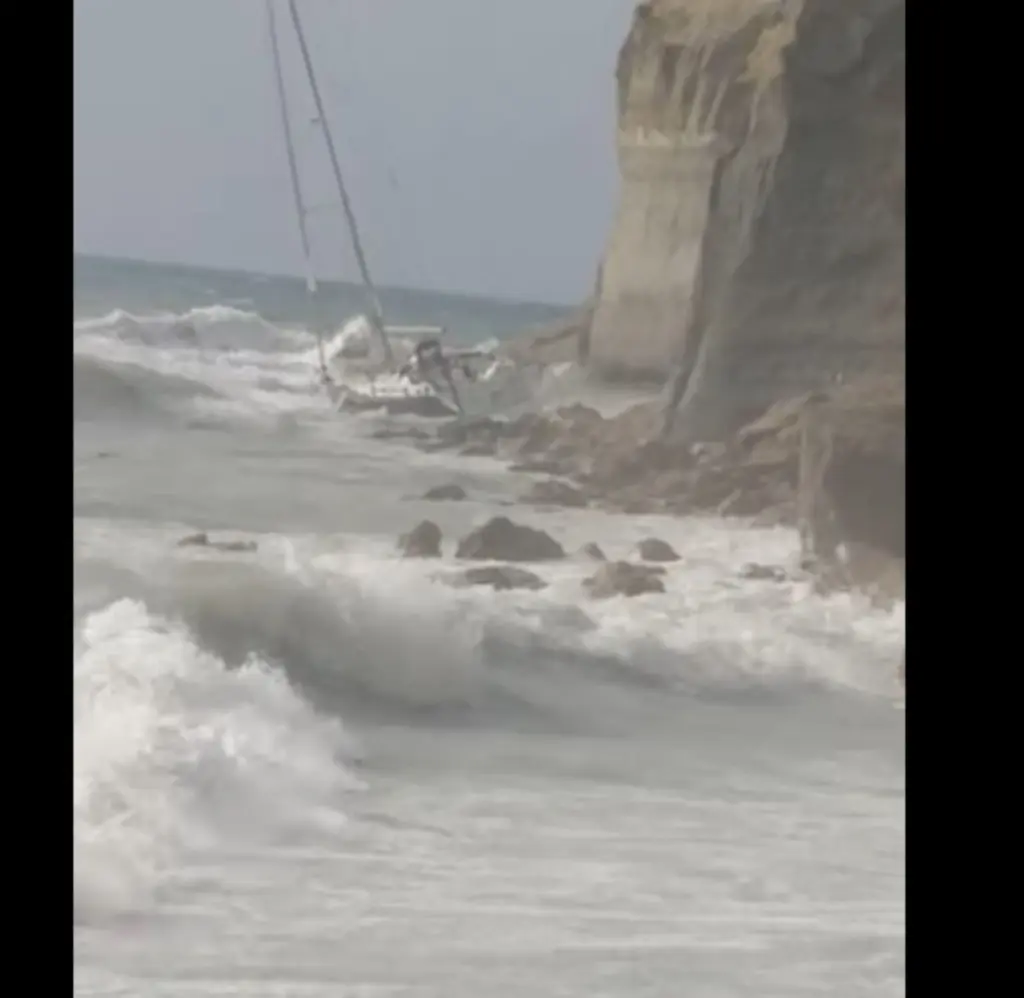 Η συγκλονιστική στιγμή που ιστιοφόρο τσακίζεται στα βράχια στη Ζάκυνθο (vid)