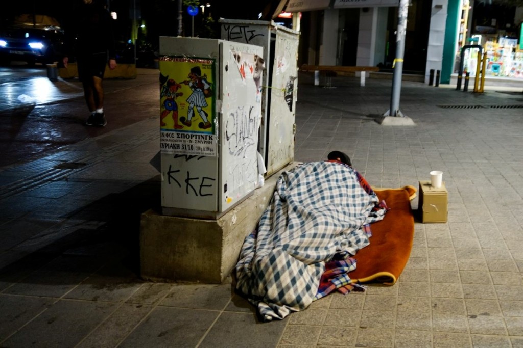 Θερμαινόμενοι χώροι για την προστασία των αστέγων – Τι αποφάσισε ο δήμος Αθηναίων