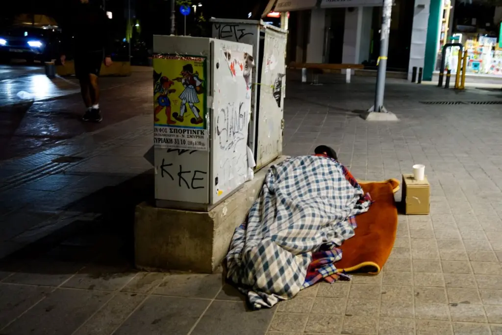 Θερμαινόμενοι χώροι για την προστασία των αστέγων – Τι αποφάσισε ο δήμος Αθηναίων