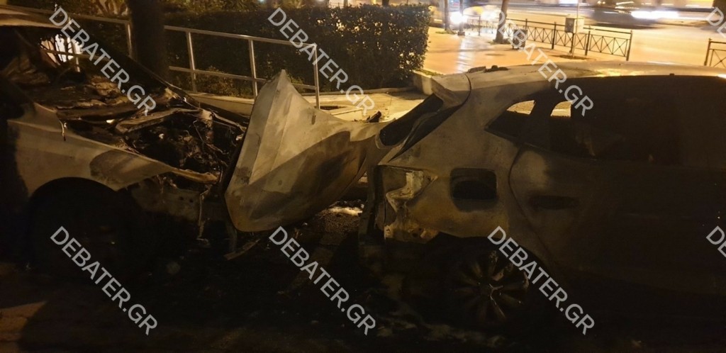 Τρία αυτοκίνητα “λαμπάδιασαν” στο κέντρο της Αθήνας (pics&vid)