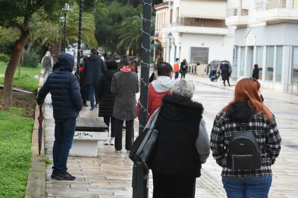 Στα 24.246 τα νέα κρούσματα κορονοϊού την Τετάρτη – 77 θάνατοι και 670 διασωληνωμένοι