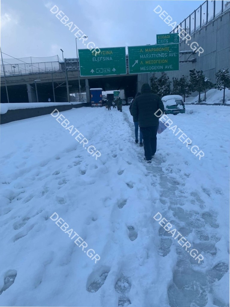 Έμεινε σχεδόν ένα 24ωρο στην Αττική Οδό μόνο με νερό – “Περπατήσαμε 3 χλμ. για να φτάσουμε στον στρατό”