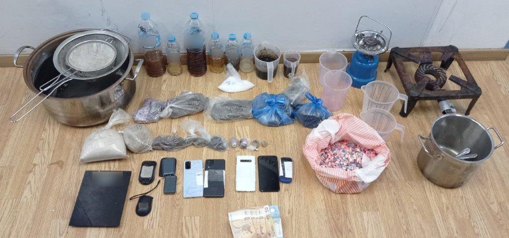 Είχαν στήσει “εργαστήριο θανάτου” στην Κυψέλη – Παρασκεύαζαν κρυσταλλική μεθαμφεταμίνη (vid)