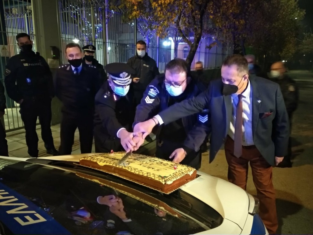 Στο καπό ενός… περιπολικού έκοψαν την Πρωτοχρονιάτικη βασιλόπιτα στη Λάρισα (pic)