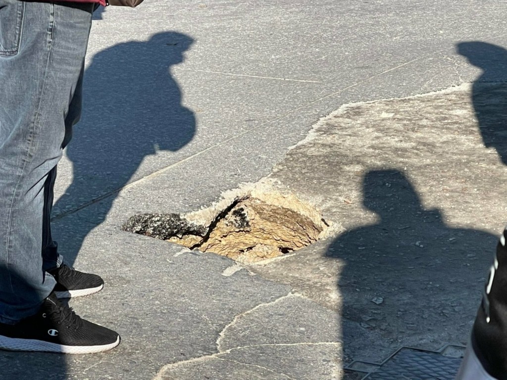 Αναστάτωση στη Λάρισα – Άνοιξε τρύπα στο οδόστρωμα κυκλικού κόμβου (pics&vid)