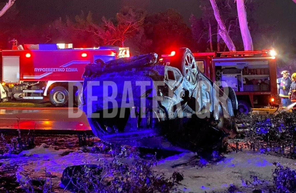 Σοβαρό τροχαίο στη Γλυφάδα – Τυλίχτηκε στις φλόγες το αυτοκίνητο (pic)