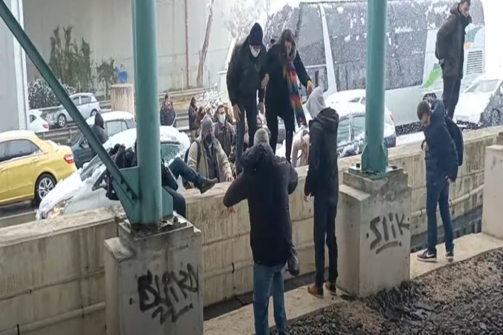Τρομακτικές στιγμές – Κόσμος πηδά από την Αττική Οδό στον προαστιακό ενώ πλησιάζει το τρένο (vid)