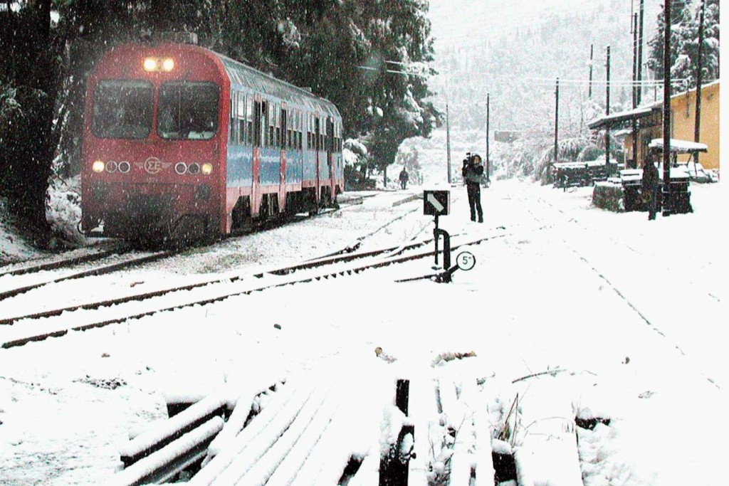 Συναγερμός στη Λιβαδειά – Μηχανή έπεσε πάνω σε βαγόνι τρένου – Εγκλωβισμένοι επιβάτες και τραυματίες