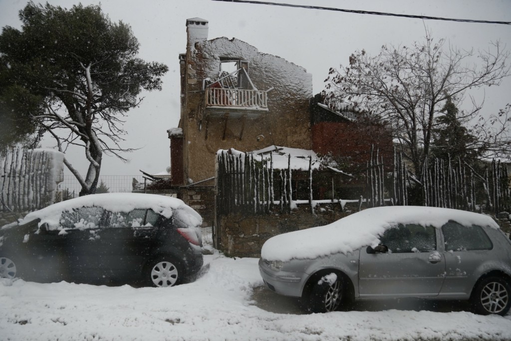 Απελπιστική η κατάσταση στην Πεντέλη – Βάζουν “ρεφενέ” για να νοικιάσουν μπουλντόζα για να ανοίξουν τον δρόμο (vid)