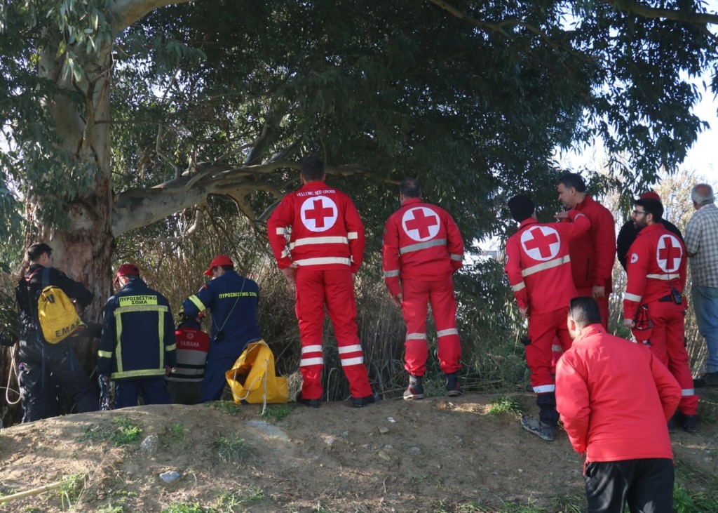 Μυστήριο στην Πάτρα – Βρήκαν απανθρακωμένη σορό μέσα σε αυτοκίνητο (pics)