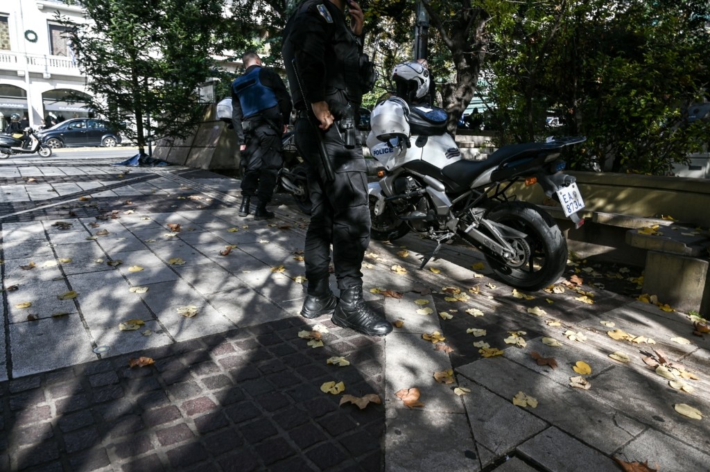 Ο απόλυτος τρόμος για 17χρονο στο Κολωνάκι – Τον χαράκωσαν στο πρόσωπο για να του κλέψουν κινητό και 5 ευρώ