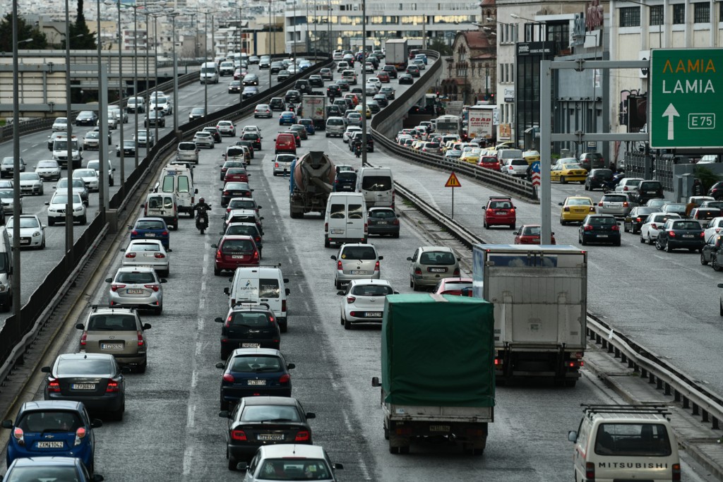 Κίνηση ΤΩΡΑ – Καραμπόλα και μποτιλιάρισμα στην Αττική Οδό – Ποιοι άλλοι δρόμοι είναι στο “κόκκινο” (pic)