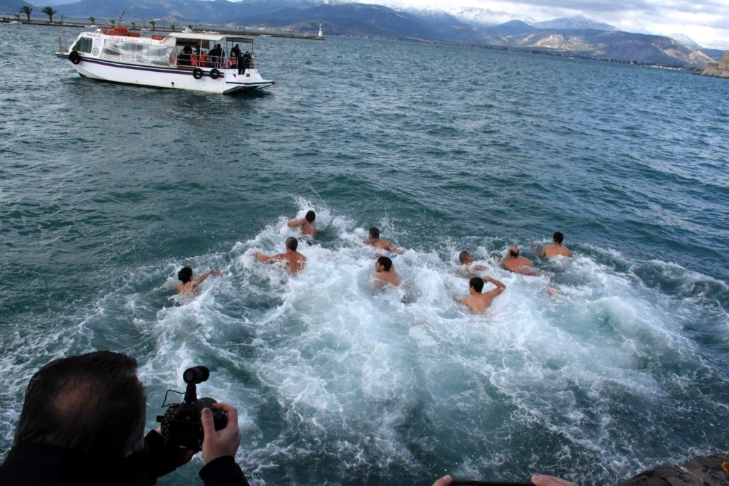 Θεοφάνια με αυστηρά μέτρα, μάσκες και αποστάσεις – Πού ματαιώθηκαν οι τελετές (vid)