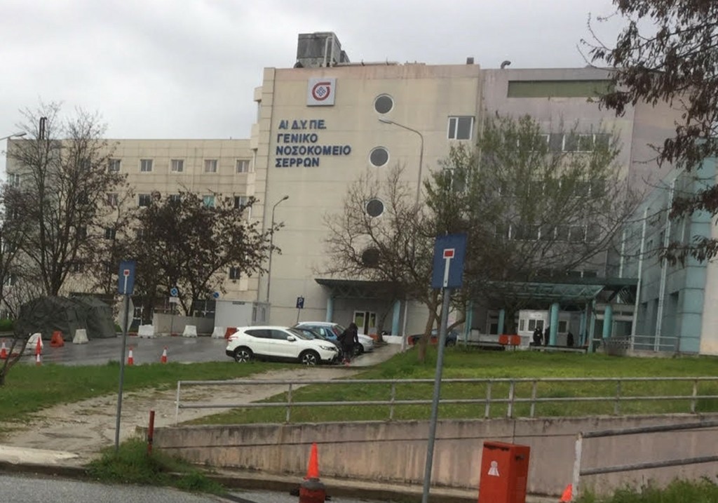 Πήγε στο νοσοκομείο με συμπτώματα κορονοϊού αλλά την έδιωξαν, λέγοντας της ότι δεν νοσεί – Τι απαντά στο DEBATER η διοίκηση