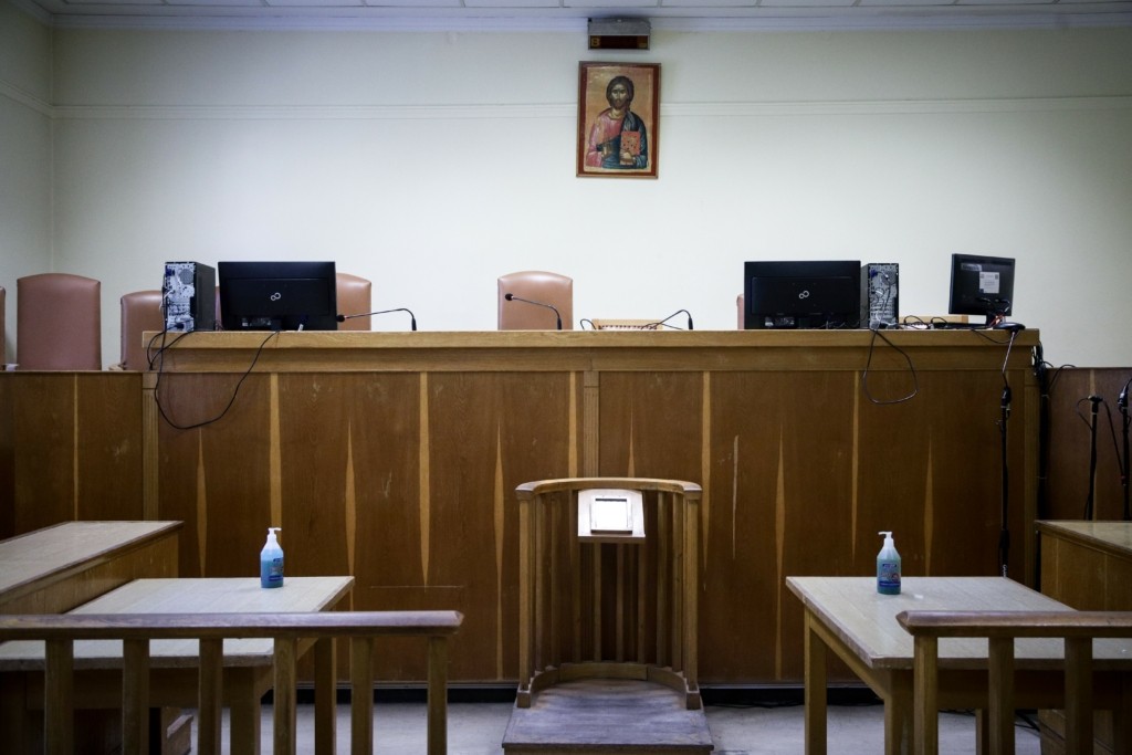 Σάλος στην Λάρισα – Γυναίκα γρονθοκόπησε τον άνδρα της και τράβηξε από τα μαλλιά την κόρη της
